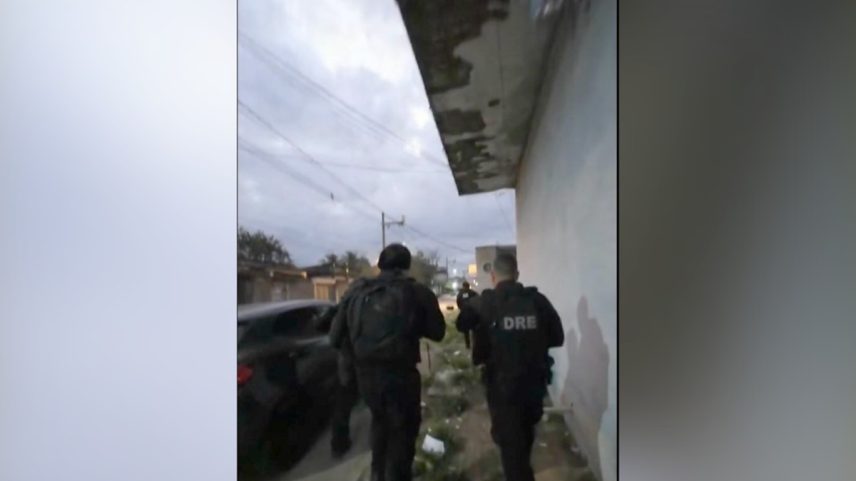 Policiais da DRE na comunidade da Chatuba (Foto: TV Globo/Reprodução)