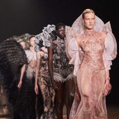 Iris van Herpen apresenta coleção de alta-costura para o inverno de 2025