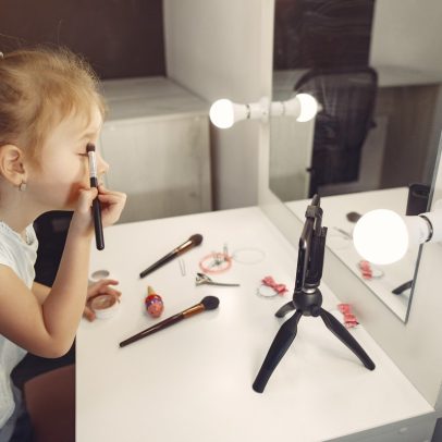 Uso de cosméticos em crianças pode afetar hormônios e provocar alergias