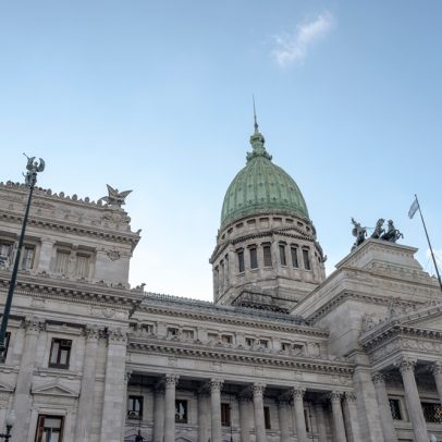 Congresso argentino aprova medidas desafiadoras ao governo Milei antes das eleições