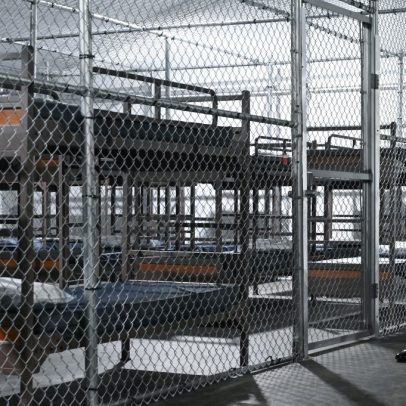Detentos denunciam condições desumanas com larvas e luz constante em prisão de imigrantes