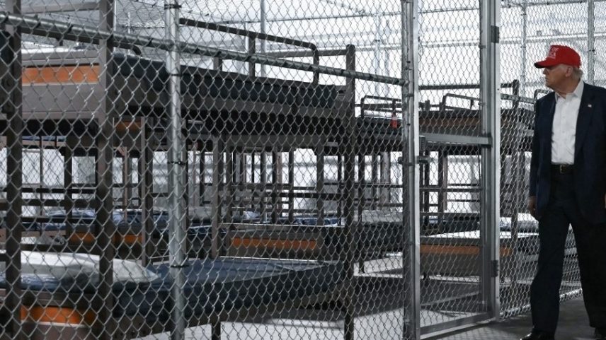 Trump visitou em junho o novo centro de detenção de migrantes, apelidado de "Alligator Alcatraz", na Flórida (Foto: ANDREW CABALLERO-REYNOLDS / AFP)
