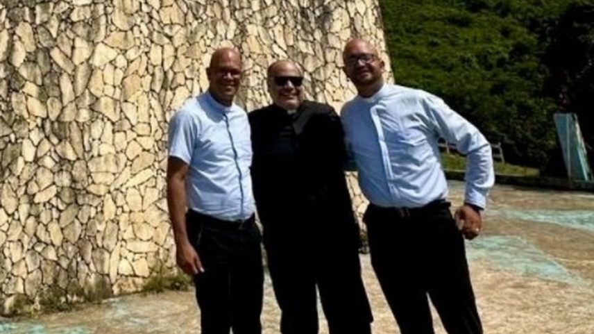Foto tirada do Padre Omar na Venezuela, antes do acidente de trânsito (Foto: Divulgação)