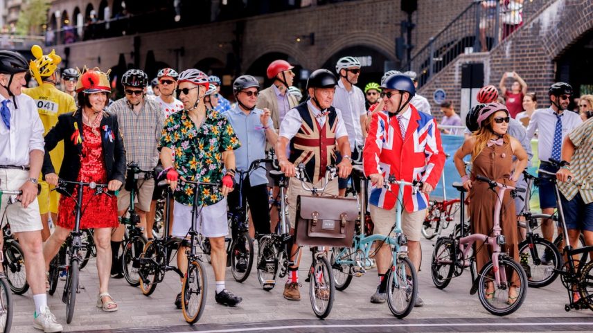 Peter Hutchinson, assessor ambiental, nunca perde o Brompton World Championship (BWC). Ele veste kilt, com o tartã de sua cidade, Perth. Explica que pedirá as ajudas que na Grã-Bretanha custeiam um terço da compra de uma bicicleta se for usada para ir ao trabalho e comprará a versão elétrica, substituindo seu Brompton que já está envelhecido. (Foto: Manuel Vázquez)