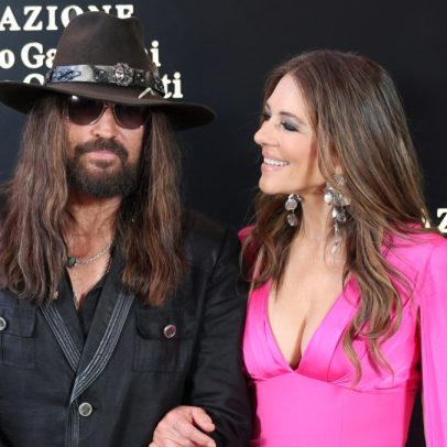 Billy Ray Cyrus elogia Elizabeth Hurley e revela música do casal