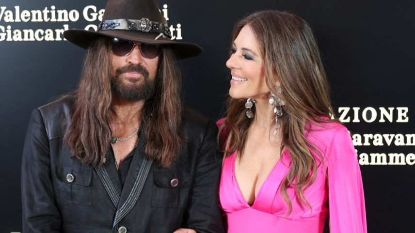 Billy Ray Cyrus elogiou sua namorada, a atriz Elizabeth Hurley, chamando-a de "uma jovem senhora única" e revelando sua música especial. (Foto: Reprodução)