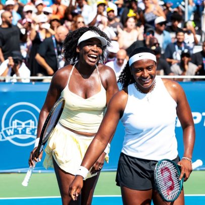 Venus Williams conquista vitória nas duplas e retorna ao circuito após hiato