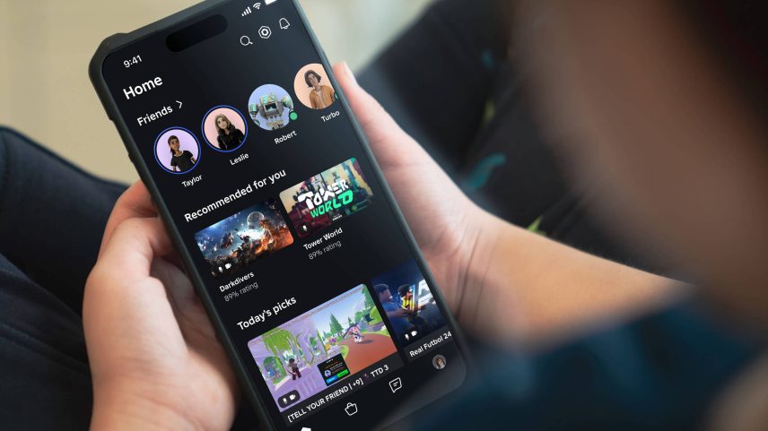 Garoto acessa a plataforma Roblox pelo celular (Foto: Divulgação Roblox)
