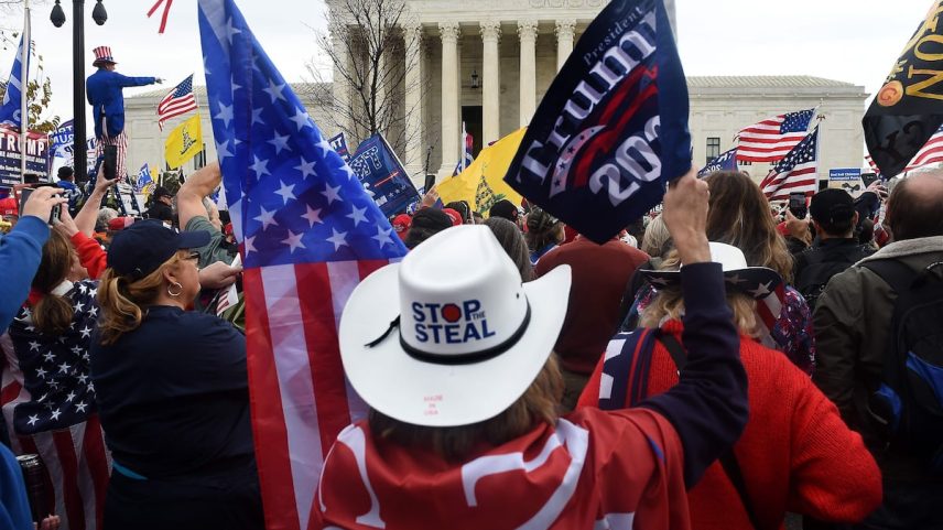 Manifestantes trumpistas fora do Tribunal Supremo em Washington. (Foto: OLIVIER DOULIERY / AFP)