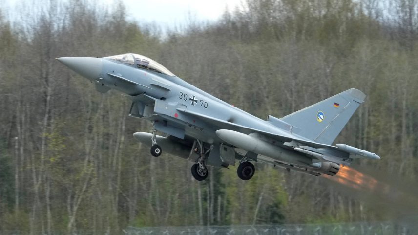 Um caça Eurofighter Typhoon da Força Aérea Alemã decola da base letã de Lielvarde para missão no Báltico (Foto: Ints Kalnins/Reuters)