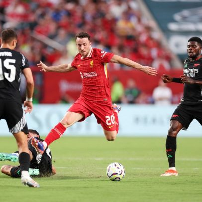Liverpool presta homenagens a Diogo Jota e seu irmão em amistoso de pré-temporada