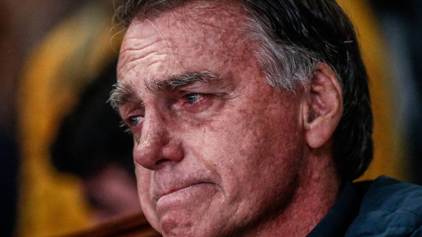 Acompanhado do filho Renan e apoiadores, ex-presidente Jair Bolsonaro (PL) chora ao participar do culto na Catedral da Benção, da Igreja Evangélica Casa da Benção (ICB), em Taguatinga (Foto: Gabriela Biló - 24.jul.25/Folhapress)