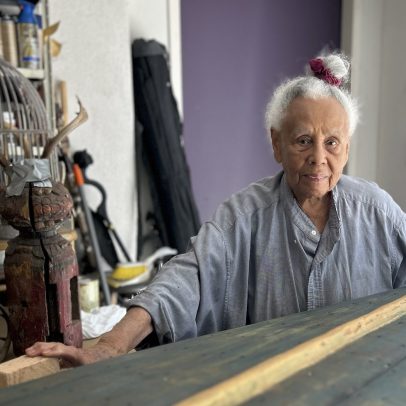 Betye Saar reúne artistas renomados para celebrar seu legado aos 99 anos