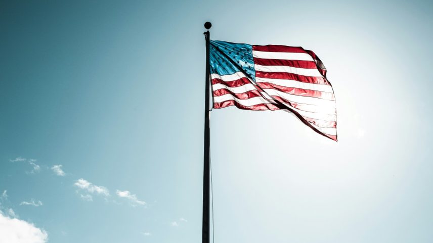A bandeira dos Estados Unidos (Foto: justin-cron- Unsplash/Divulgação)