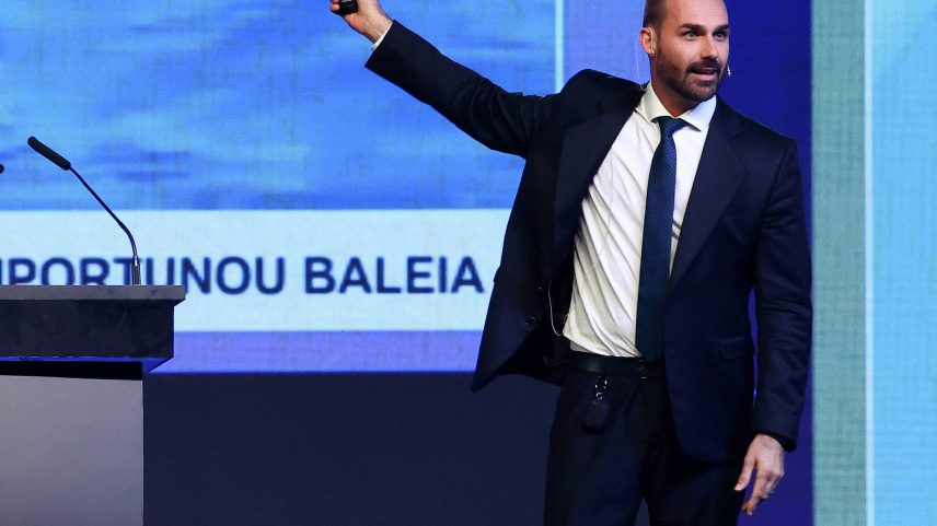 Deputado federal Eduardo Bolsonaro (PL-SP) em palestra no CPAC, em Buenos Aires (Foto: Agustin Marcarian - 4.dez.24/Reuters)