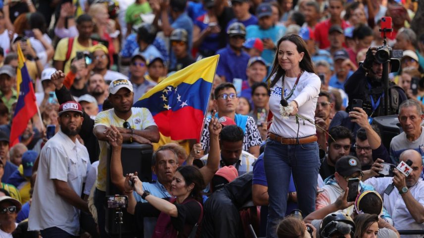 Líder da oposição na Venezuela, Maria Corina Machado, durante protesto contra o regime de Nicolás Maduro (09/01/2025) (Foto: Jesus Vargas/picture alliance/Getty Images)