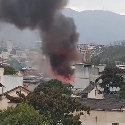 Imóvel comercial é consumido por incêndio na Penha e via é bloqueada