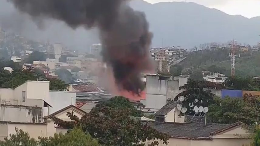 Chamas em imóvel comercial na Penha (Foto: Reprodução)