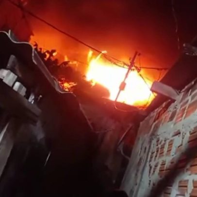 Homem é socorrido após incêndio na comunidade do Sabão, em Osasco