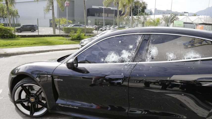 Porsche de Vinicius Drumond tem marcas de tiros na lateral, inclusive na janela do motorista (Foto: Domingos Peixoto/11-7-2025)
