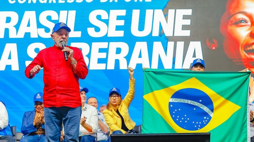 Lula no congresso da UNE: bandeira do Brasil volta ao centro do palco (Foto: Ricardo Stuckert / PR)
