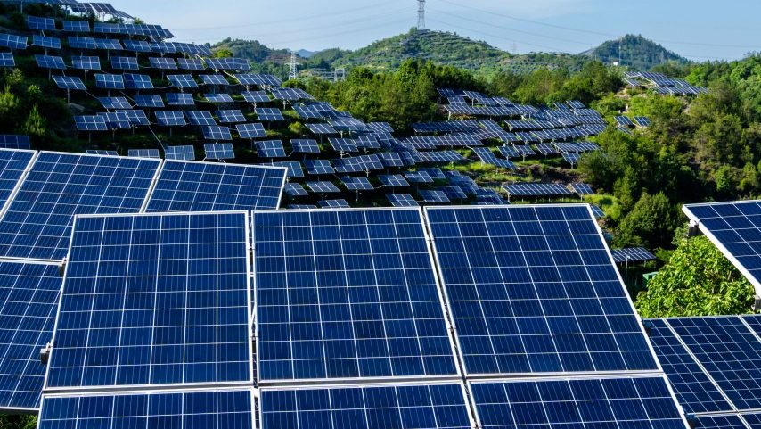 Estação de energia solar com plantação de chá no topo da montanha (Foto: Getty Images)