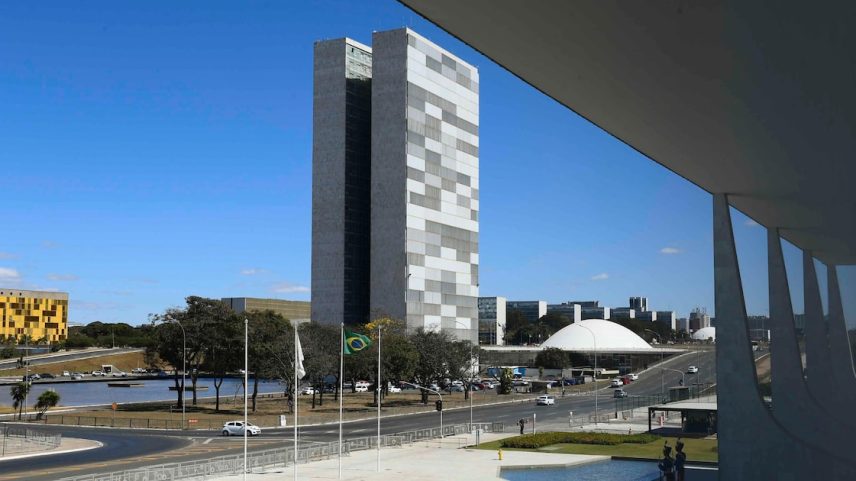 Colunas da fachada do Palácio do Planalto com vista para o prédio do Congresso Nacional e STF. (Foto: Marcos Oliveira/Agência Senado)
