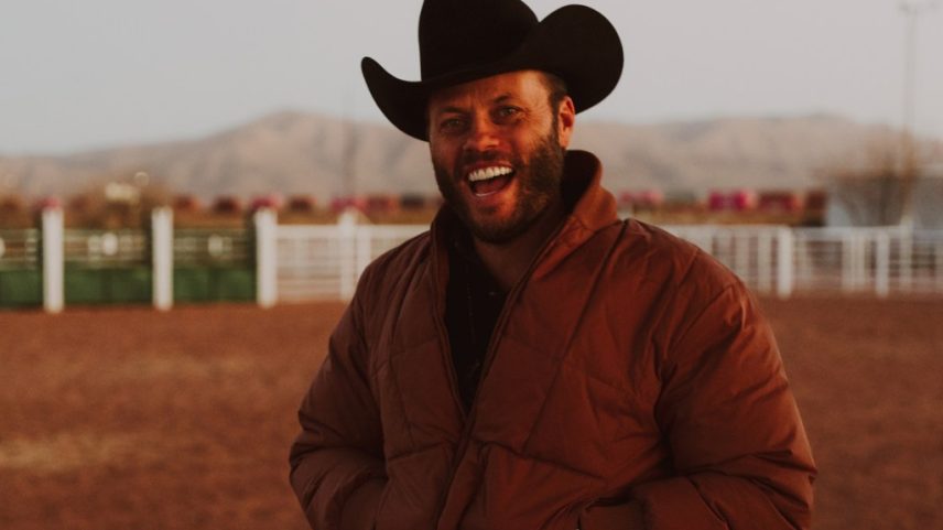 O novo álbum de Charley Crockett, 'Dollar a Day', agora tem uma data de lançamento. (Foto: Reprodução)