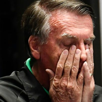 Bolsonaro se emociona em homenagem a pastor e pede orações no Senado