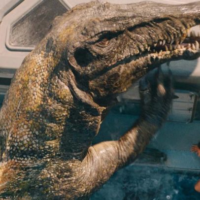Jurassic World Rebirth mistura bons momentos de filme com falhas de jogo eletrônico