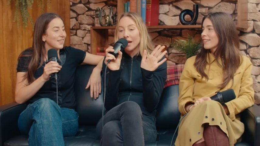 Haim visitou o podcast 'Therapuss' para descrever como Kesha os ensinou a se infiltrar em shows quando eram adolescentes e a invadir o palco em um show do Prince. (Foto: Reprodução)