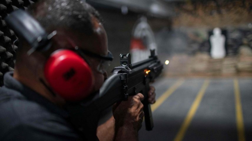 Homem pratica em clube de tiro na Baixada Fluminense (Foto: Mauro Pimentel/ AFP)