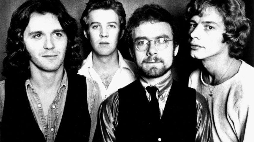 Rumores circulam sobre um novo álbum da icônica banda de prog-rock King Crimson, e o gerente da banda pediu aos fãs que não fiquem muito animados com a possibilidade. (Foto: Reprodução)