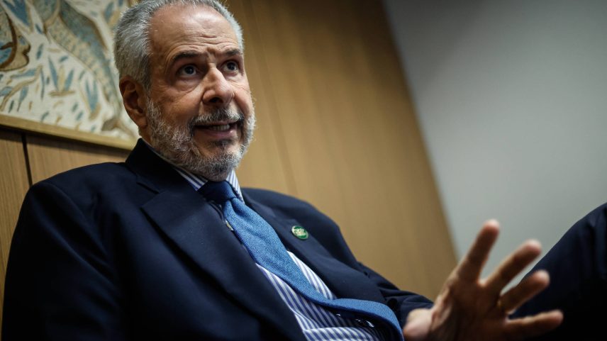 Embaixador André Corrêa do Lago durante entrevista à Folha em seu gabinete no Palácio Itamaraty (Foto: Gabriela Biló/Folhapress)