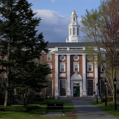 EUA ameaçam Harvard com perda de acreditação e exigem dados de estudantes