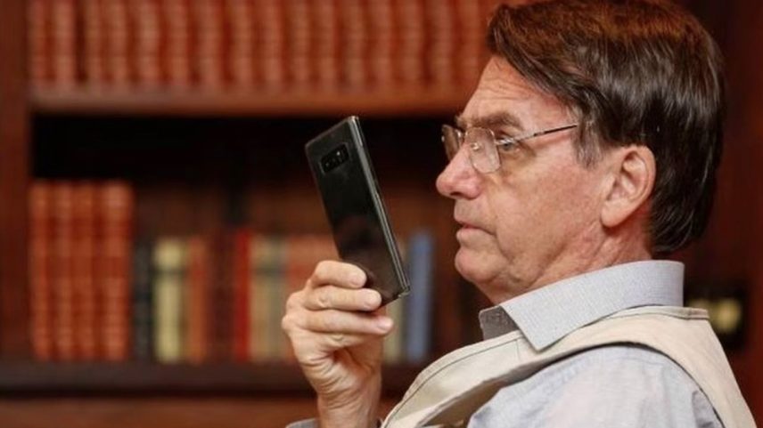 Jair Bolsonaro no celular quando ainda era presidente (Foto: Divulgação Presidência da República)