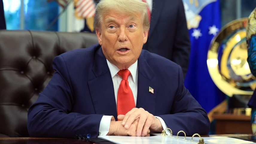 Presidente Trump no Salão Oval da Casa Branca (Foto: Bloomberg)