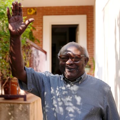 Desahucio ameaça novamente o intelectual Donato Ndongo em sua residência