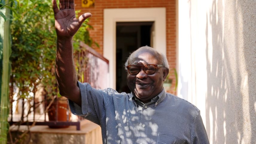 Donato Ndongo, residente na Espanha desde os anos sessenta e que tem uma ordem de desocupação, no dia 7 de julho, primeira data para o lançamento. (Foto: Alfonso Durán)
