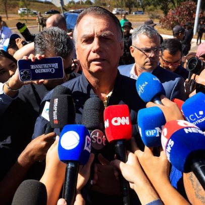 Agentes filmam buscas na casa de Bolsonaro para contestar acusações de irregularidades