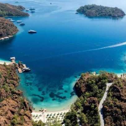 Descubra 10 praias secretas para relaxar e fugir das multidões nas férias