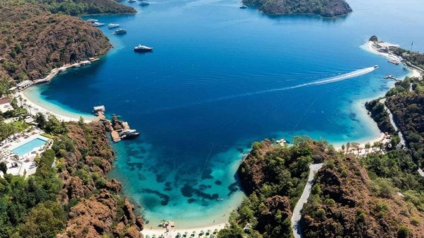 D Maris Bay se abre para seis praias diferentes, cada uma com uma proposta: festas com DJs, áreas para famílias e até recantos silenciosos para casais. (Foto: Divulgação/D Maris Bay)