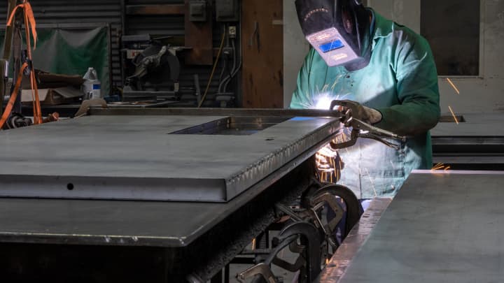 Um trabalhador realiza soldagem a arco em uma porta de metal na Metal Manufacturing Co. em Sacramento, Califórnia, EUA, na terça-feira, 27 de maio de 2025. (Foto: David Paul Morris | Bloomberg | Getty Images)