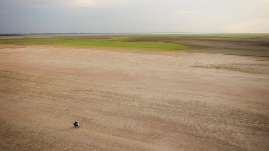 Vista aérea mostra homem de moto no Lago Tefé, afetado pela seca do rio Solimões, durante voo de monitoramento do ICMBio em 4 de outubro de 2023. (Foto: REUTERS/Bruno Kelly)
