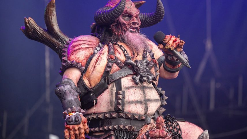 Blöthar, vocalista do GWAR, está instando os americanos a 'se levantarem' e lutarem contra os esforços da administração Trump para desfinanciar a mídia pública. (Foto: Reprodução)