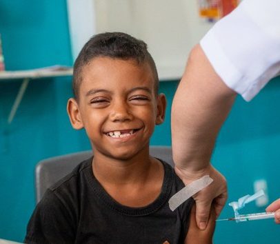 Brasil aplica 1 milhão de doses de vacina em crianças e adolescentes nas escolas