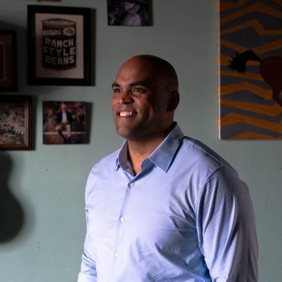 Colin Allred denuncia aumento de custos para trabalhadores no Texas