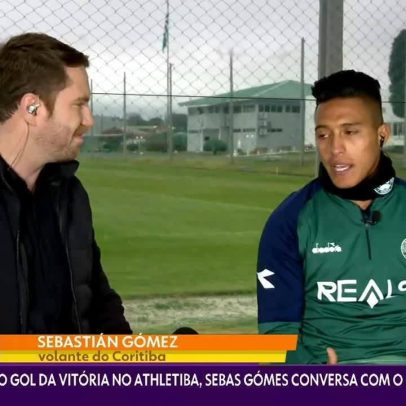 Atacante do Al-Hilal exibe camisa do Coritiba após vitória sobre o City na Copa de Clubes