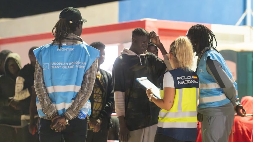 Agentes da Frontex e do Corpo Nacional de Polícia falam com um homem resgatado de uma patera no dia 28 de junho no porto de Gran Tarajal, em Fuerteventura. (Foto: Carlos de Saá/EFE)