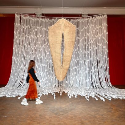 Marta Palau explora os caminhos celestes em nova exposição artística